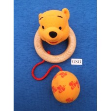 Winnie met houten ring touwtje en bol nr. 6088-02